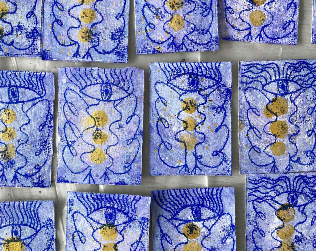 Monoprint-Engel in BLau und Gold von Tabea Heinicker